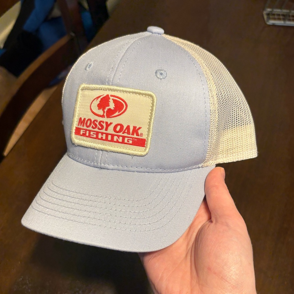 NWOT Mossy Oak SnapBack Fishing Hat in Cream and Light Blue
